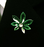 Boutonniere "Hanfblatt" in grün mit Glaskristall