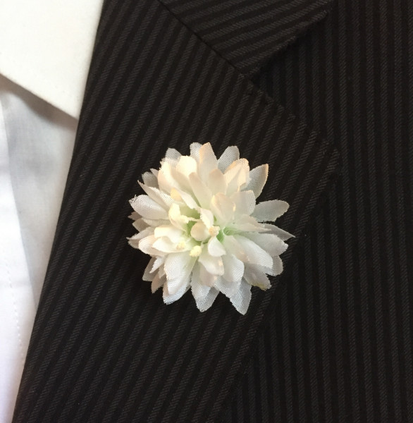 Boutonniere Chrysantheme Weiß handgefertigte Ansteckblume Anstecklochblume Seide