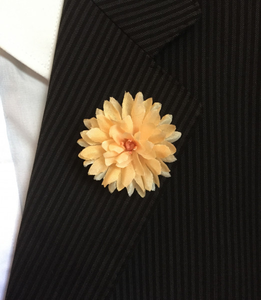 Boutonniere Chrysantheme Lachs handgefertigte Ansteckblume Anstecklochblume Seide