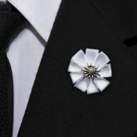 Boutonniere „Edelweiß“ Reversnadel in weiß aus Satin