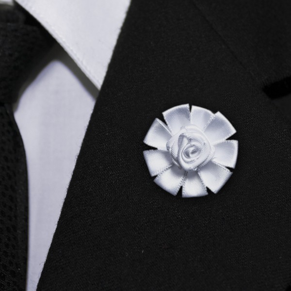Boutonniere "Margerite" weiße Anstecknadel für Herren Satinblume Rose als Pin