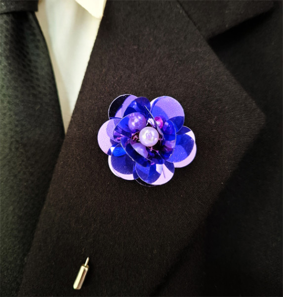 Boutonniere Rose in Blau mit Glaskristallen Perlen Reversnadel