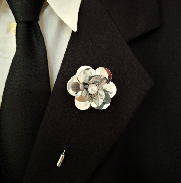 Boutonniere Rose in Silber aus Pailletten mit Glaskristallen und Perle
