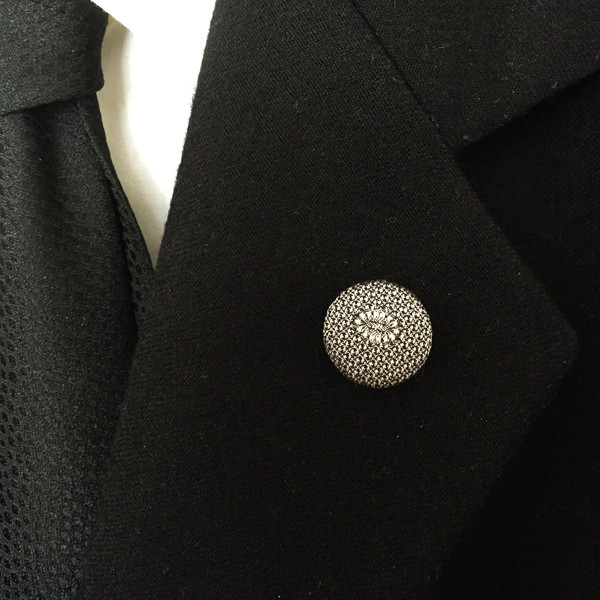 Brosche als Knopf in schwarz-silber aus 100% Seide
