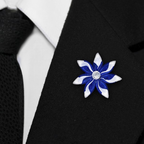 Boutonniere "blau weiße Tracht" Knopflochblume Anstecknadel für Oktoberfest Anstecker Hochzeit