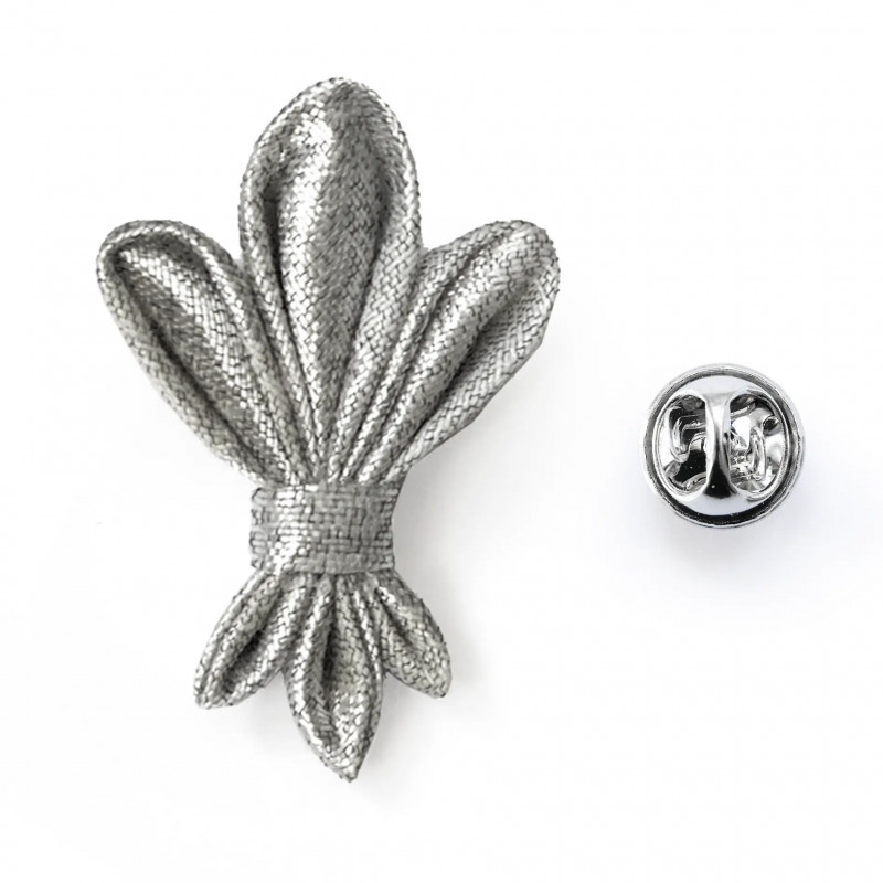 media/image/Boutonniere_Pin_Fleur_de_lys_IMG_7947.webp