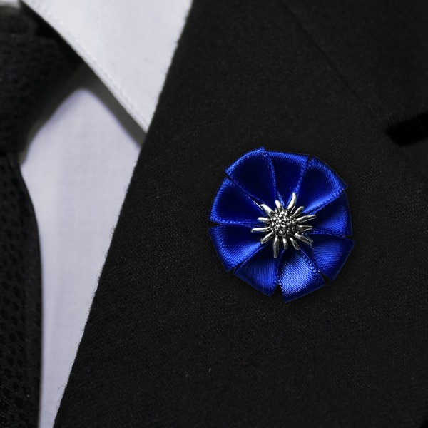Boutonniere "Edelweiß" blaue Knopflochblume als Anstecknadel für Herren Ansteckblume aus Satin