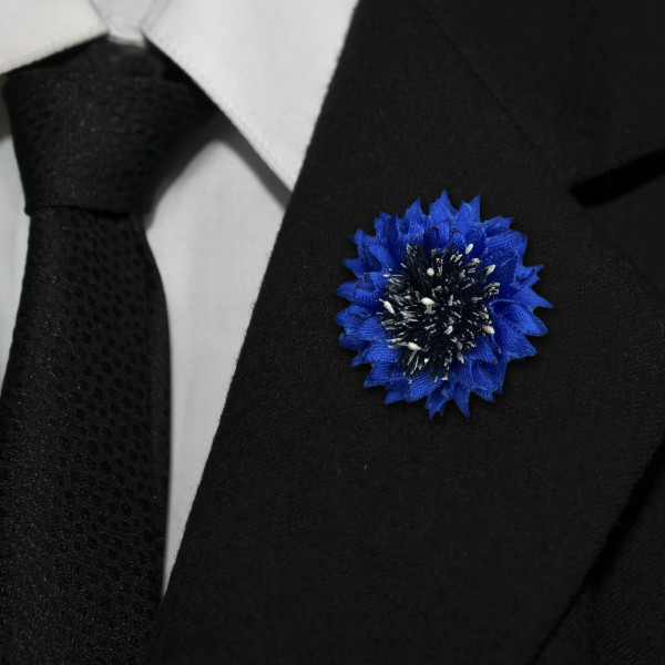 Knoplochblume als Kornblume in blau eine Ansteckblume oder Boutonniere für den Anzug