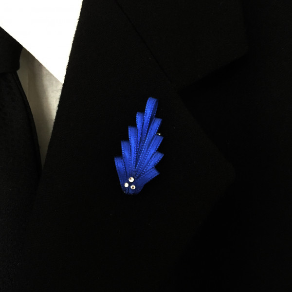 Boutonniere Blattform in Blau Reversnadel mit Glaskristallen