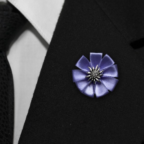 Boutonniere „Edelweiß“ Reversnadel in lila aus Satin