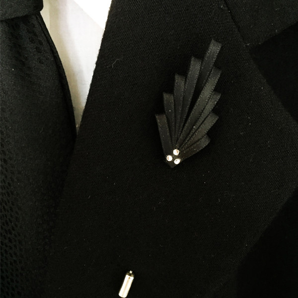 Boutonniere Blattform in Schwarz Reversnadel mit Glaskristallen