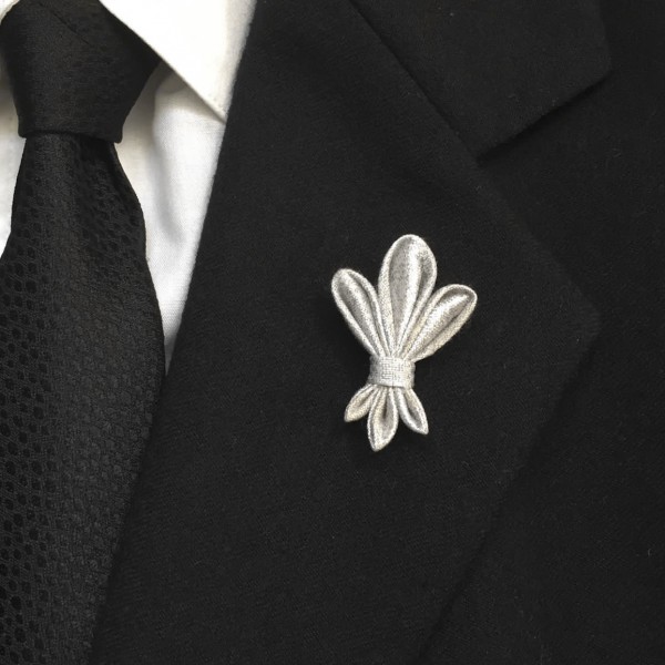 Boutonniere Fleur de Lis Pin Anstecknadel Lillie in silber grau Geschenk für Herren Jubiläum Hochzei einzeln