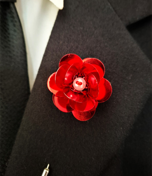 Boutonniere Rose in Rot aus Pailletten mit Glaskristallen Perle Reversnadel