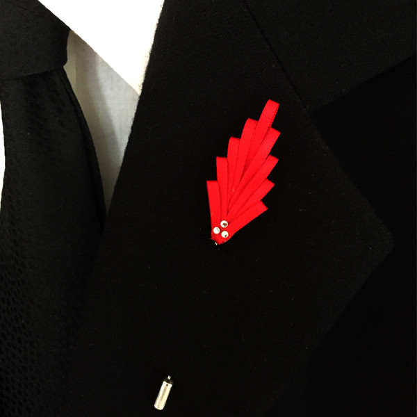 Boutonniere Blattform in Rot Reversnadel mit Glaskristallen