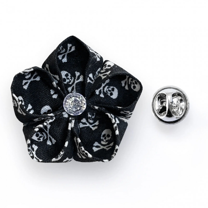 media/image/Pin_Blume_Totenkopf_schwarz_weiss.webp