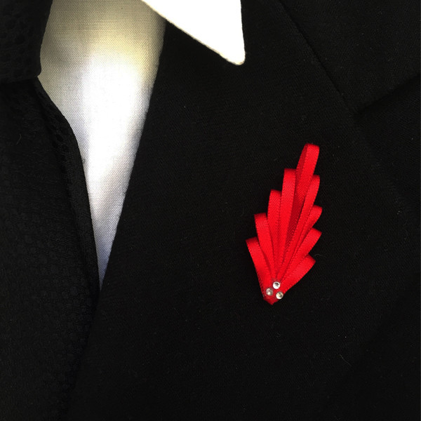 Boutonniere in Blattform rote Reversnadel mit Glaskristallen