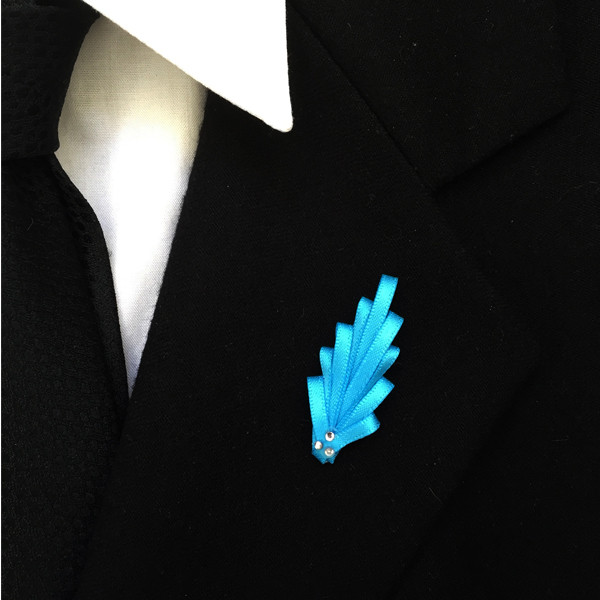 Boutonniere in Blattform türkise Reversnadel mit Glaskristallen