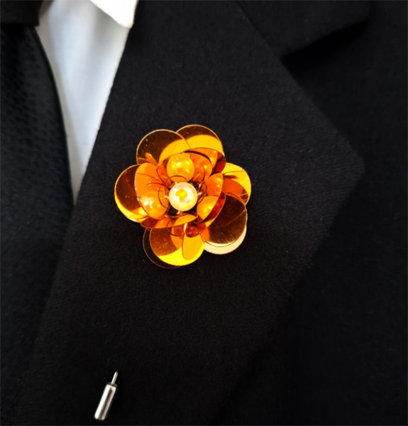 Boutonniere Rose in Gold aus Pailletten mit Glaskristallen und Perle