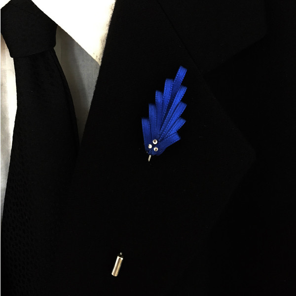 Boutonniere Blattform in Blau Reversnadel mit Glaskristallen