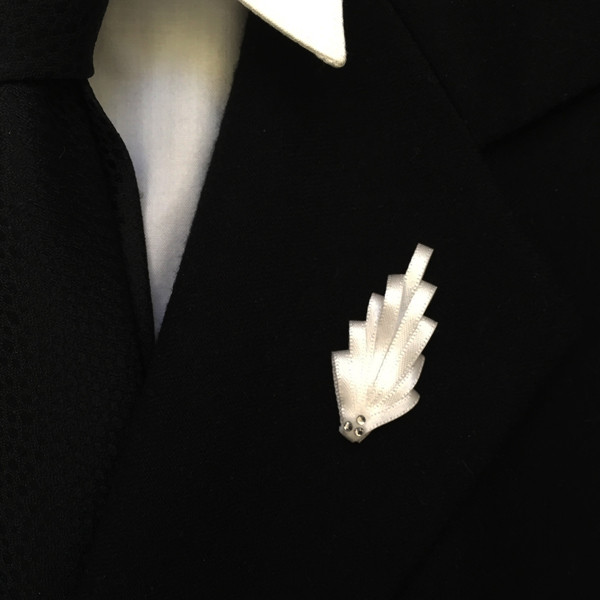 Boutonniere in Blattform weiße Reversnadel mit Glaskristallen