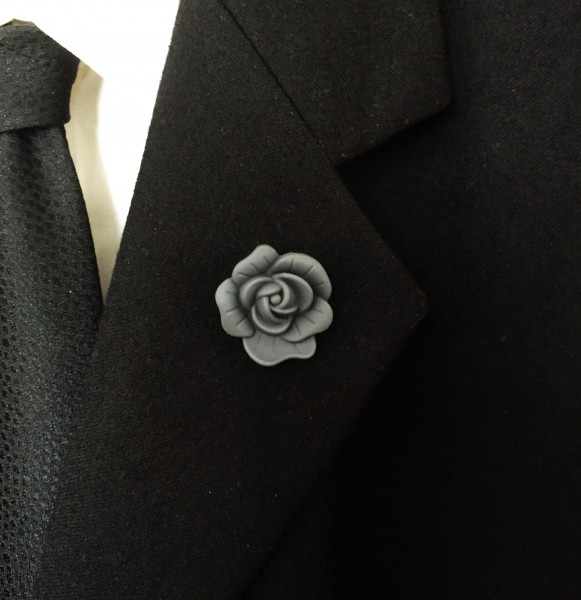 Anstecker Pin „graue Rose“ edler und handgefertigter Ansteckpin